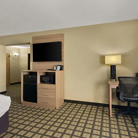 Clarion Pointe Bloomington-Normal near I-55&University