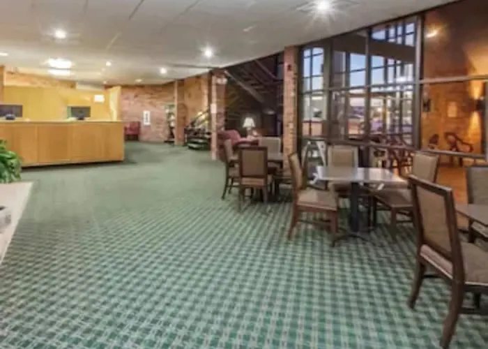 Clarion Pointe Bloomington-normal Near I-55 And Inn 3*
