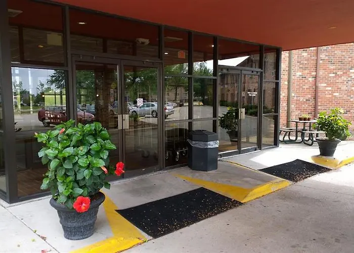 Clarion Pointe Bloomington-normal Near I-55 And 3*