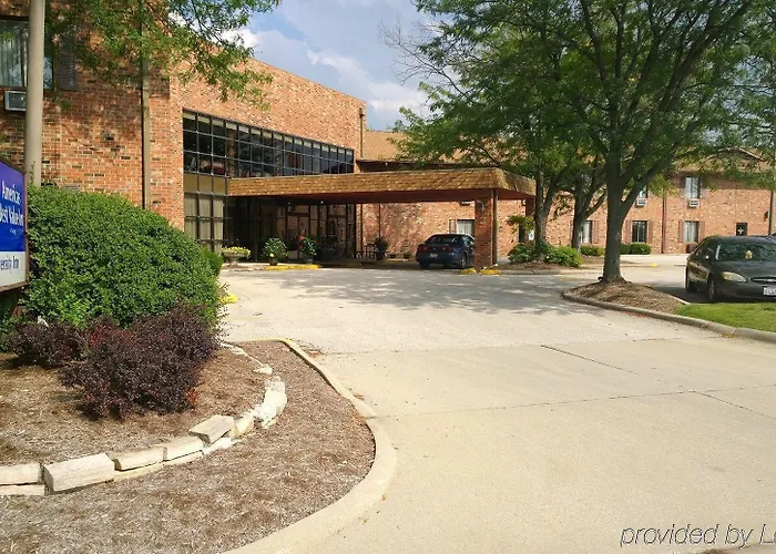 Clarion Pointe Bloomington-normal Near I-55 And 3*